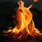 Pièce de raku juste après l'étape d'enfumage